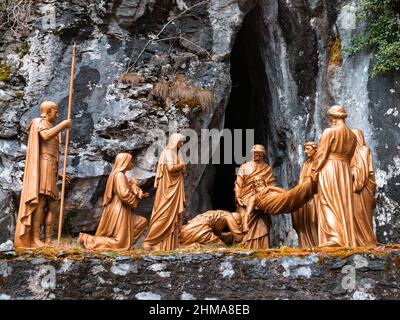 Lourdes, Francia - 5 gennaio 2022: Via della croce di Lourdes - quattordicesima stazione: Gesù è deposto nella tomba Foto Stock