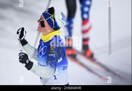 Zhangjiakou, la provincia cinese di Hebei. 8th Feb 2022. Il Sundling di Jonna di Svezia celebra dopo aver vinto la medaglia d'oro nella finale delle Olimpiadi invernali di Pechino 2022 presso il Centro Nazionale di Sci di Zhangjiakou, nella provincia di Hebei, nel nord della Cina, il 8 febbraio 2022. Credit: Deng Hua/Xinhua/Alamy Live News Foto Stock