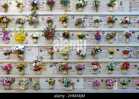 Colonbario, un muro con tombe sull'isola di San Michele, il cimitero di Venezia. Foto Stock