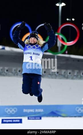 Zhangjiakou, la provincia cinese di Hebei. 8th Feb 2022. Il Sundling di Jonna di Svezia celebra dopo aver vinto la medaglia d'oro nella finale delle Olimpiadi invernali di Pechino 2022 presso il Centro Nazionale di Sci di Zhangjiakou, nella provincia di Hebei, nel nord della Cina, il 8 febbraio 2022. Credit: Zhang Hongxiang/Xinhua/Alamy Live News Foto Stock