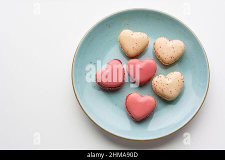 Torte di macaron a forma di cuore. Piccole torte francesi per San Valentino. Amaretti francesi dolci e colorati. Foto Stock