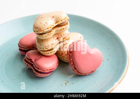 Torte di macaron a forma di cuore. Piccole torte francesi per San Valentino. Amaretti francesi dolci e colorati. Foto Stock