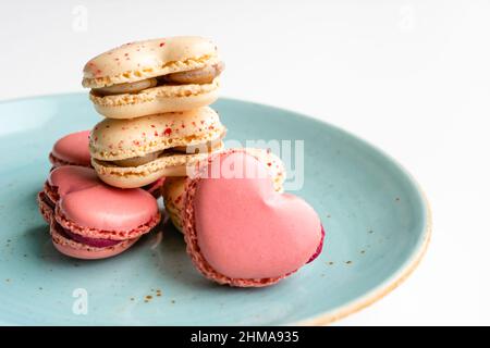 Torte di macaron a forma di cuore. Piccole torte francesi per San Valentino. Amaretti francesi dolci e colorati. Foto Stock