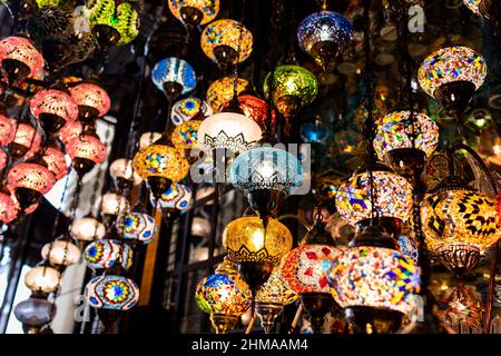 Colorate lampade a mosaico appesi a lanterna, un famoso souvenir turco in vendita presso un negozio di articoli da regalo in una strada di Istanbul, Turchia Foto Stock