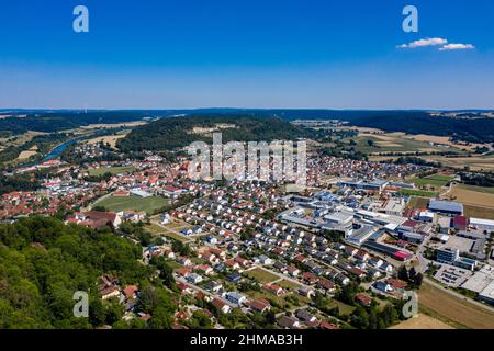 Altmühltal, Bayern, Deutschland, mit Blick auf den Arzberg an einem Tag im Sommer mit viel Sonne und wolkenlosem Foto Stock