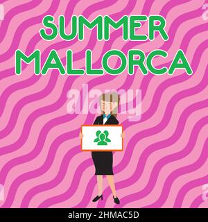 Didascalia concettuale Estate Mallorca. Parola per spendere la stagione delle vacanze nelle isole Baleari della Spagna bella Lady Standing Holding Whiteboard Foto Stock