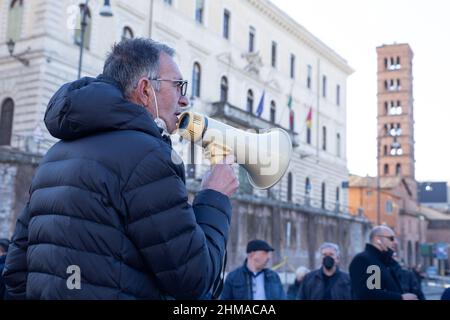 Roma, Italia. 08th Feb 2022. Sit-in organizzato da NCC e autisti turistici in Piazza della bocca della Verità a Roma (Photo by Matteo Nardone/Pacific Press) Credit: Pacific Press Media Production Corp./Alamy Live News Foto Stock