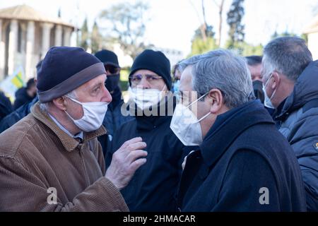 Roma, Italia. 08th Feb 2022. Sit-in organizzato da NCC e autisti turistici in Piazza della bocca della Verità a Roma (Photo by Matteo Nardone/Pacific Press) Credit: Pacific Press Media Production Corp./Alamy Live News Foto Stock