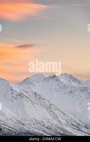 Tramonto sulle montagne nella catena di Chugach dell'Alaska. Foto Stock