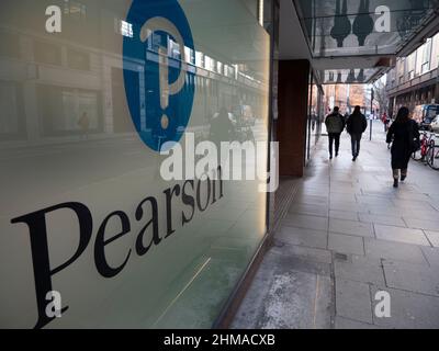 Pendolari che passano accanto alla sede centrale della società di formazione Pearson nel centro di Londra, Pearson plc è un'azienda britannica di editoria e formazione con uffici a Londra. Foto Stock