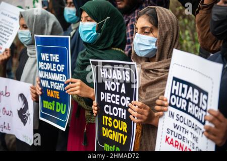 New Delhi, India. 08th Feb 2022. I membri della Federazione musulmana degli allievi Delhi University tengono i cartelli durante il dimostration.Muslim students protestando contro Hijab Ban nella High School e nei college di Karnataka (Uno stato dell'India). La polemica è iniziata nel gennaio 2022, quando alcuni studenti nei college dello stato di Karnataka hanno iniziato a indossare hijab. Credit: SOPA Images Limited/Alamy Live News Foto Stock