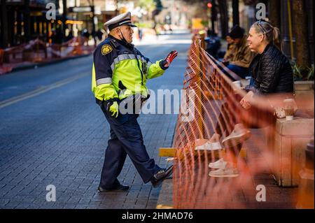 poliziotto di san antonio con spettatori della sfilata di bestiame Foto Stock