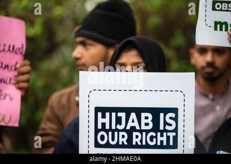 New Delhi, India. 08th Feb 2022. Un membro della Federazione musulmana degli studenti 'Delhi University tiene un cartello durante la dimostrazione. Studenti musulmani che protestano contro Hijab Ban in High School e college di Karnataka (Uno stato dell'India). La polemica è iniziata nel gennaio 2022, quando alcuni studenti nei college dello stato di Karnataka hanno iniziato a indossare hijab. (Foto di Pradeep Gaur/SOPA Images/Sipa USA) Credit: Sipa USA/Alamy Live News Foto Stock