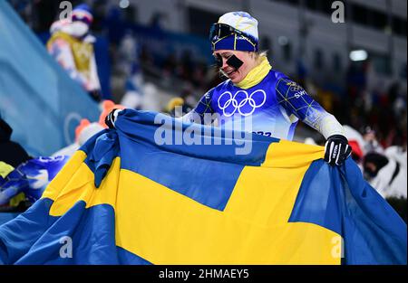 Zhangjiakou, la provincia cinese di Hebei. 8th Feb 2022. Il Sundling di Jonna di Svezia celebra dopo aver vinto la medaglia d'oro nella finale delle Olimpiadi invernali di Pechino 2022 presso il Centro Nazionale di Sci di Zhangjiakou, nella provincia di Hebei, nel nord della Cina, il 8 febbraio 2022. Credit: ZHX/Xinhua/Alamy Live News Foto Stock