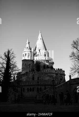 Vista in bianco e nero sulla torre del bastione pescatore alla luce del sole. Buda Hill, Budapest, Ungheria, Europa viaggi. Foto Stock