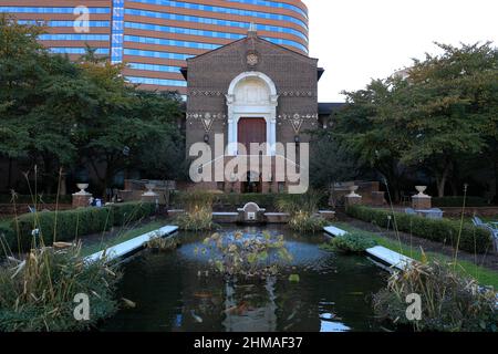 Il giardino di Warden e l'entrata principale al museo di Penn.University della Pennsylvania.Philadelphia.Pennsylvania.USA Foto Stock