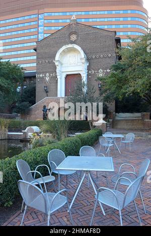 Il giardino di Warden e l'entrata principale al museo di Penn.University della Pennsylvania.Philadelphia.Pennsylvania.USA Foto Stock