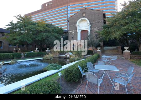 Il giardino di Warden e l'entrata principale al museo di Penn.University della Pennsylvania.Philadelphia.Pennsylvania.USA Foto Stock