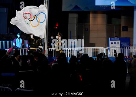 Zhangjiakou, la provincia cinese di Hebei. 8th Feb 2022. La bandiera olimpica viene innalzata prima di premiare le cerimonie presso la piazza Zhangjiakou Medals delle Olimpiadi invernali a Zhangjiakou, nella provincia di Hebei della Cina settentrionale, il 8 febbraio 2022. Credit: Dai Tianfang/Xinhua/Alamy Live News Foto Stock