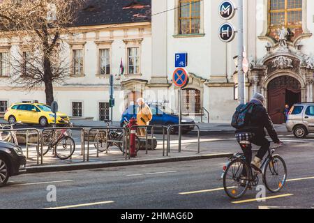 BUDAPEST, UNGHERIA - 17 gennaio 2019: Vista sulla strada con i cittadini in Piazza Battyany a Budapest Foto Stock