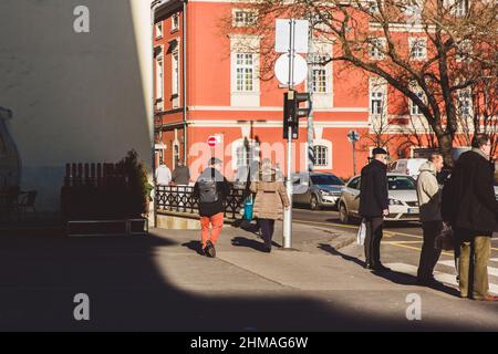 BUDAPEST, UNGHERIA - 17 gennaio 2019: Vista sulla strada con i cittadini in Piazza Battyany a Budapest Foto Stock