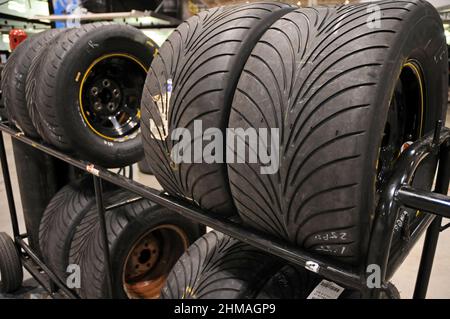 Pneumatici per auto da corsa in officina Foto Stock