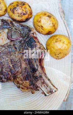 Ampia scelta di bistecche, tra cui costolette, t-bone, bistecca di filetto e bistecca di manzo. Filetto e tagli di sirloina. Carne di manzo stagionata secca biologica. Foto Stock