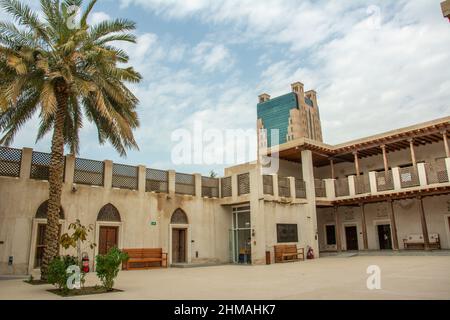 Il cortile interno al Hisn Sharjah Fort costruito nel 1820 dall'allora Ruler di Sharjah, Sheikh Sultan bin Saqr al Qasimi nell'Emirato di Sharjah Foto Stock