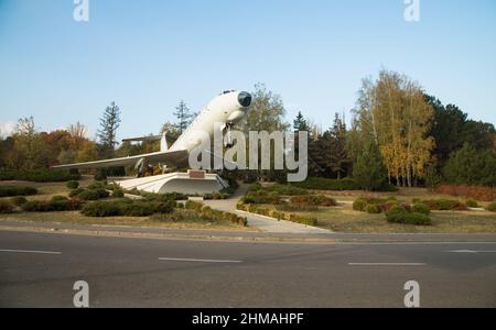 Monumento dell'aereo tu-134 all'ingresso dell'aeroporto di Chisinau Foto Stock