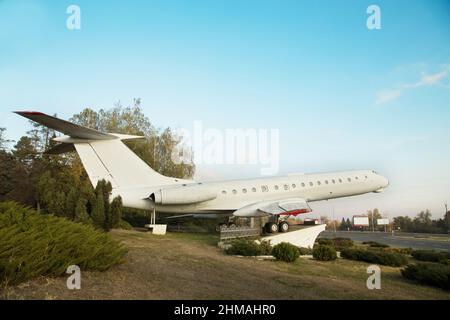 Monumento dell'aereo tu-134 all'ingresso dell'aeroporto di Chisinau Foto Stock