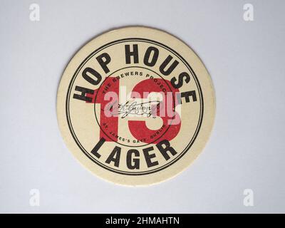 DUBLINO, IRLANDA - 06 FEBBRAIO 2022: Beermat della birra irlandese Guinness Hop House 13 lager Foto Stock