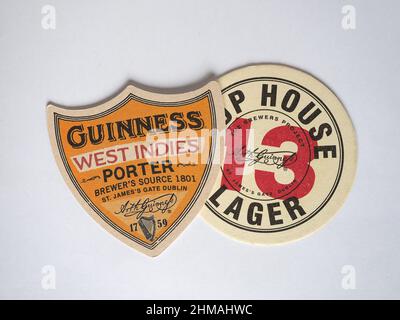 DUBLINO, IRLANDA - 06 FEBBRAIO 2022: Beermat of Irish Beer Guinness Hop House 13 lager e West Indies porter Foto Stock