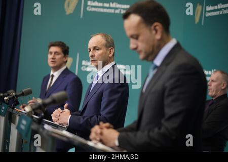 (Da sinistra a destra) Ministro per l'ambiente clima e comunicazioni Eamon Ryan, Taoiseach Micheal Martin e Tanaiste Leo Varadkar ad una conferenza stampa negli edifici governativi di Dublino sul National Home Energy Upgrade Scheme. Data immagine: Martedì 8 febbraio 2022. Foto Stock