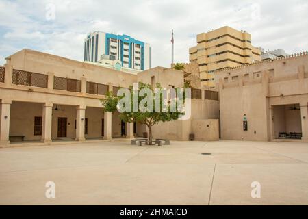 Il cortile interno al Hisn Sharjah Fort costruito nel 1820 dall'allora Ruler di Sharjah, Sheikh Sultan bin Saqr al Qasimi nell'Emirato di Sharjah Foto Stock