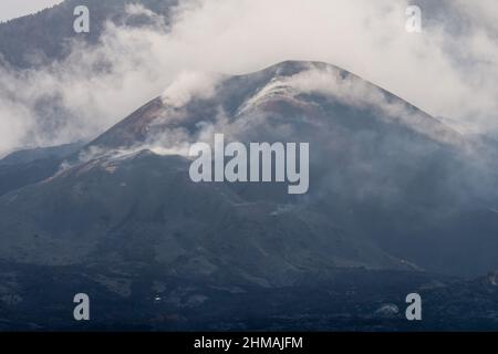 Vista del vulcano Cumbre Vieja che ancora emette gas di zolfo. Molte aree sono ancora colpite dalla lava vulcanica e dalle ceneri causate dall'eruzione Foto Stock