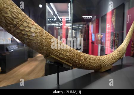 Un tusk di elefante scolpito fatto dall'artista Bamileke dal Camerun durante la fine del 19th - inizio 20th esposizione del secolo in Penn Museum.University of Pennsylvania.Philadelphia.Pennsylvania.USA Foto Stock