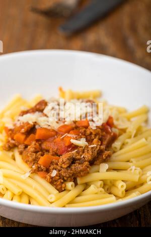 maccheroni con salsa bolognaise su legno Foto Stock