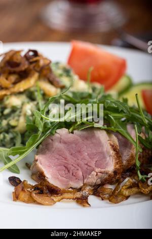fettine di filetto di maiale con spaetzle Foto Stock