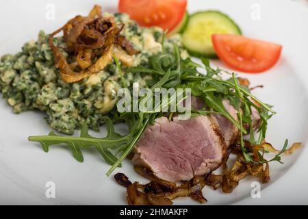 fettine di filetto di maiale con spaetzle Foto Stock