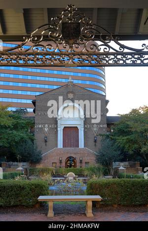 Il giardino di Warden e l'entrata principale al museo di Penn.University della Pennsylvania.Philadelphia.Pennsylvania.USA Foto Stock