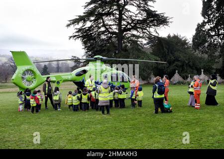 L'equipaggio della Great Western Air Ambulance dà un discorso improvvisato a un gruppo di bambini pre-scuola dopo che il maltempo ha costretto l'elicottero a atterrare Foto Stock