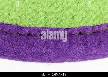 Orlo cucito di una slipper. Si trova su una superficie bianca. Primo piano. Foto Stock