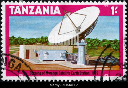 TANZANIA - CIRCA 1979: Un francobollo stampato in Tanzania mostra Mwenge satellite Earth Station Opening, circa 1991 Foto Stock
