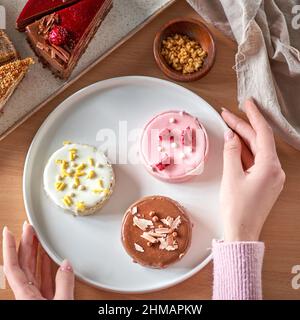 Deliziose mini crostate con cocco, lampone, latte, cioccolato. Cibo dolce. Foto Stock