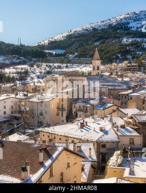 Il bellissimo borgo di Pescocostanzo è coperto di neve durante l'inverno. Abruzzo, Italia centrale. Foto Stock