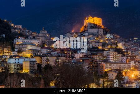 La bella città di Subiaco illuminata in serata. Provincia di Roma, Lazio, Italia. Foto Stock