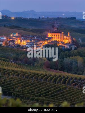 Villaggio Barolo al tramonto durante la stagione autunnale. Regione delle Langhe del Piemonte, Cuneo, Italia settentrionale. Foto Stock