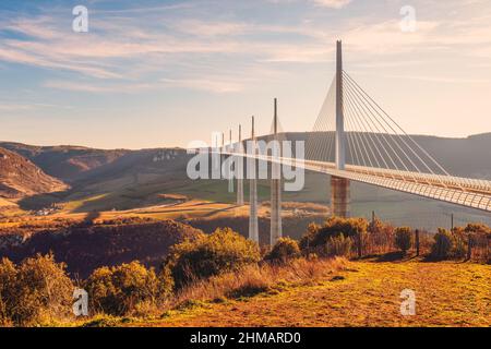 Il Viadotto Millau nella regione dell'Occitanie nella Francia meridionale. A partire da settembre 2020, è il ponte più alto del mondo con 336 metri. Foto Stock