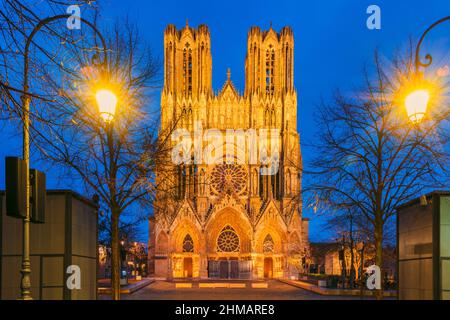 Cattedrale di Reims a Reims Francia a Dusk Foto Stock