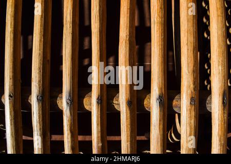 Sfondo di bambù di canna. Bastoni di legno di canna set di divani e sedia Foto Stock